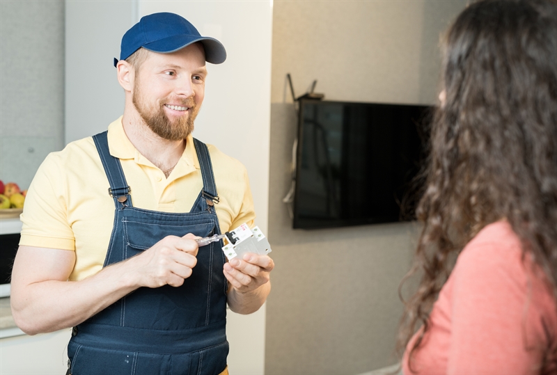 Un'occhiata all'impianto elettrico | Confidenze